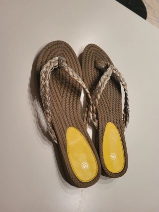 Sandalias Marrones y Doradas Talla 39