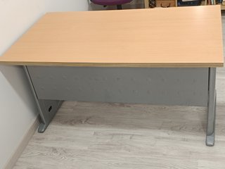 Mesa de escritorio madera y metal