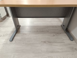 Mesa de escritorio madera y metal