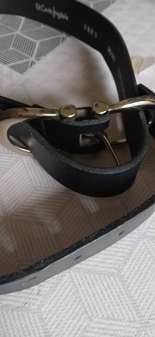 Cinturón negro con hebilla plateada