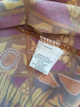 Top fantasia scollato con bretelline