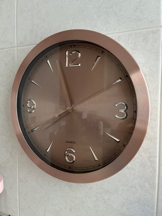 Reloj de pared rosa y dorado