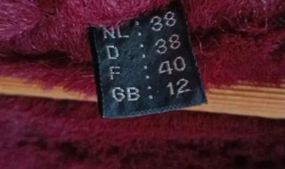 Cappotto in pelliccia con revers bordeaux