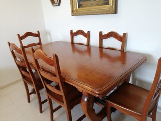 Mesa de comedor con 6 sillas de madera