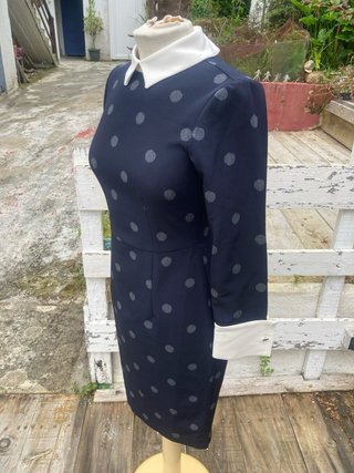Vestido azul con lunares blancos