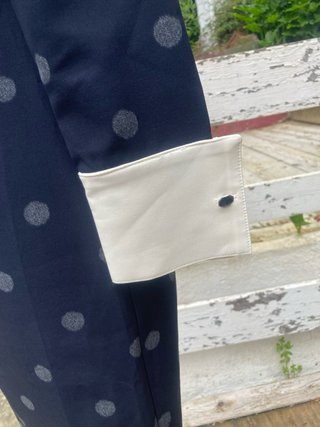 Vestido azul con lunares blancos