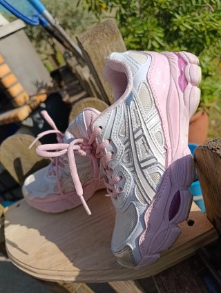 Zapatillas Asics rosas y plateadas