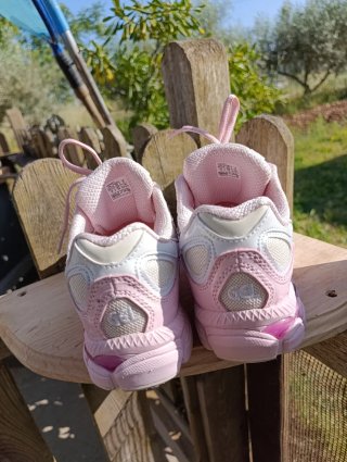 Zapatillas Asics rosas y plateadas