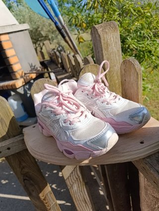Zapatillas Asics rosas y plateadas