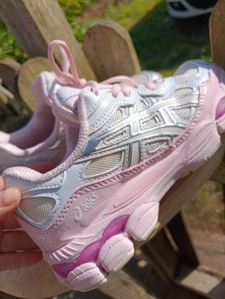Zapatillas Asics rosas y plateadas