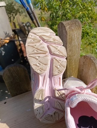 Zapatillas Asics rosas y plateadas