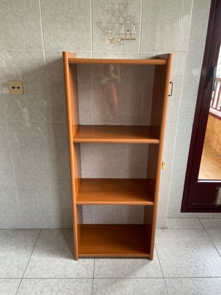 Estantería de madera marrón