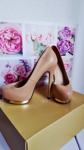 Zapatos de salón con plataforma dorada