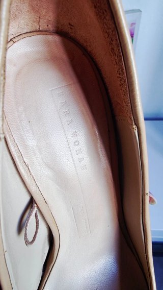 Zapatos de salón con plataforma dorada
