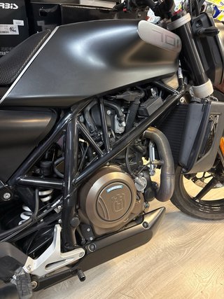 Husqvarna Svartpilen 701 Negra/Gris