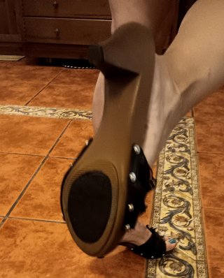 Zapatos de tacón de madera negros y marrones