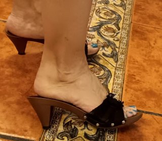 Zapatos de tacón de madera negros y marrones