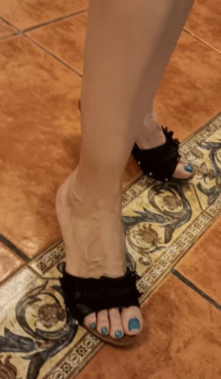 Zapatos de tacón de madera negros y marrones