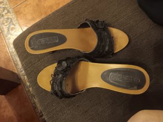 Zapatos de tacón de madera negros y marrones