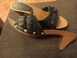 Zapatos de tacón de madera negros y marrones