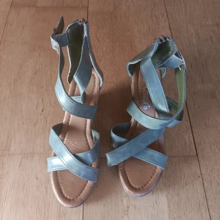 Sandalias de tacón verdes y marrones