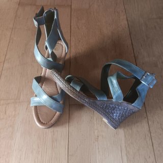 Sandalias de tacón verdes y marrones
