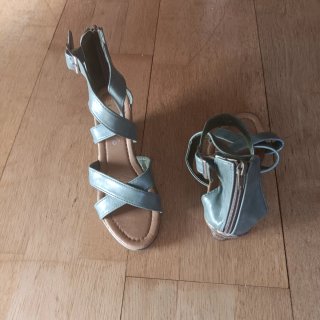 Sandalias de tacón verdes y marrones