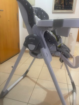 Trona Jané gris con estampado de ranas
