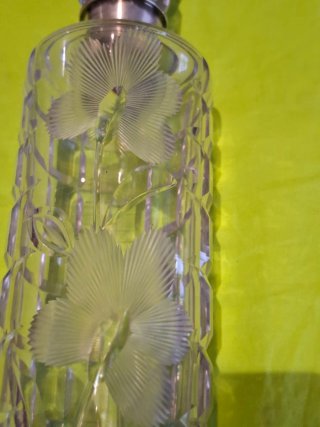 Botella de cristal tallado con flores y plata
