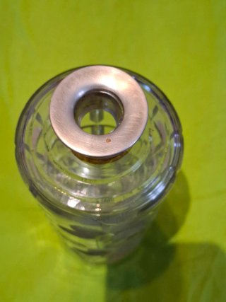 Botella de cristal tallado con flores y plata