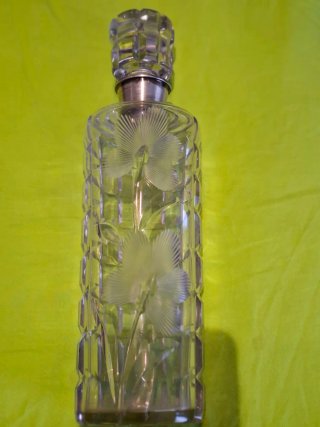 Botella de cristal tallado con flores y plata