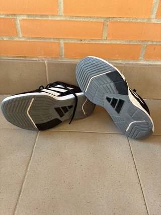 Zapatillas Adidas Negras y Blancas