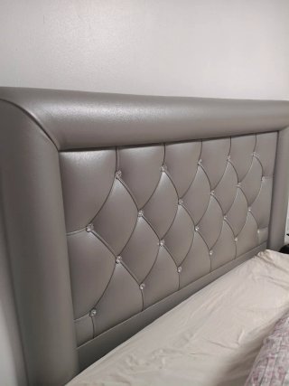 Cabecero de cama gris con diamantes