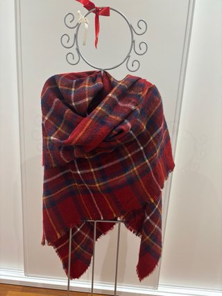 Pañoleta, chal o bufanda cuadros roja