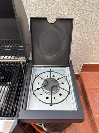 Barbacoa de gas negra y plateada