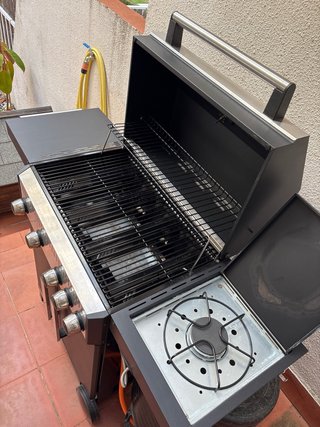 Barbacoa de gas negra y plateada