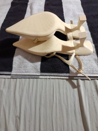 Zapatos de tacón beige con cadena dorada negociabl