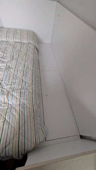 Cama individual blanca con cajones