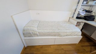 Cama individual blanca con cajones