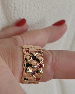 Anello dorato con cristalli colorati