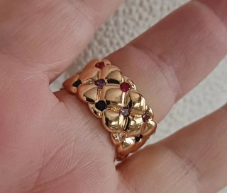Anello dorato con cristalli colorati