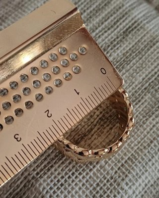 Anello dorato con cristalli colorati