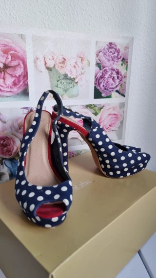 Zapatos de salón con lunares