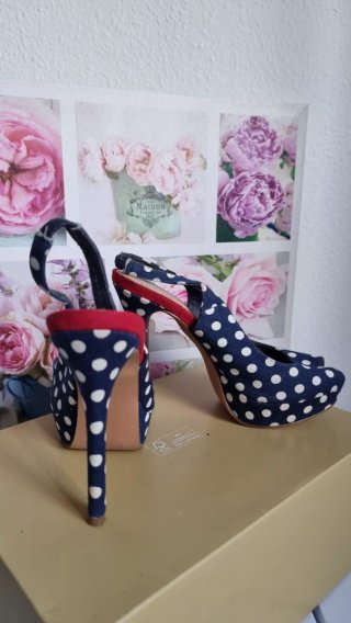 Zapatos de salón con lunares