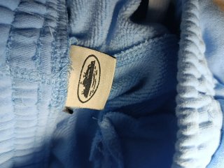 Pantalones cortos azul claro con logo
