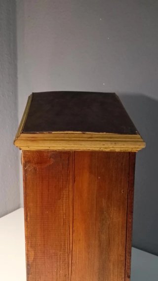 Antigua Alacena De Pared Rústica Con Rejilla