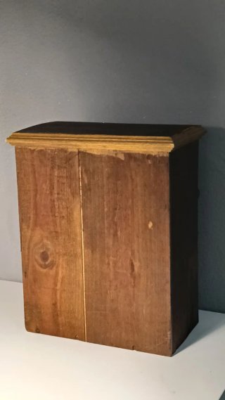 Antigua Alacena De Pared Rústica Con Rejilla