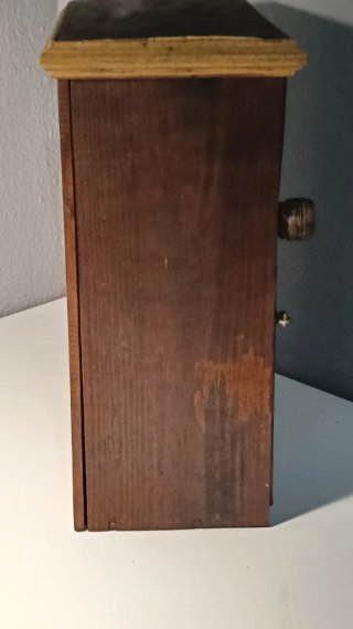 Antigua Alacena De Pared Rústica Con Rejilla