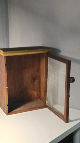 Antigua Alacena De Pared Rústica Con Rejilla