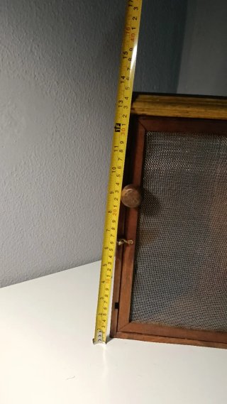 Antigua Alacena De Pared Rústica Con Rejilla